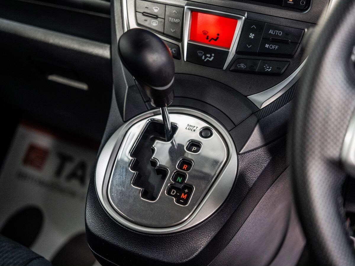 Toyota Ractis 2011 - фото автомобиля