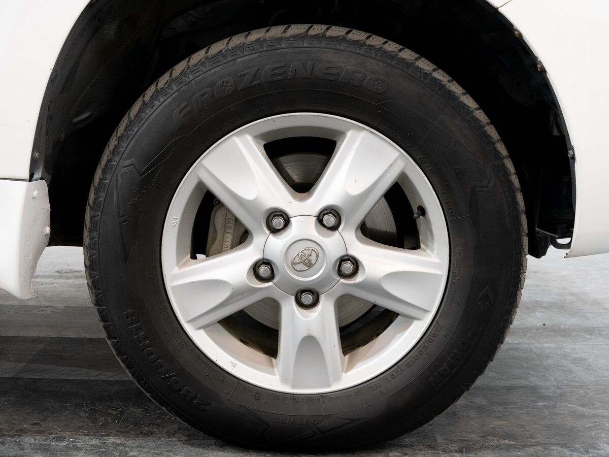 Toyota Land Cruiser 2011 - фото автомобиля