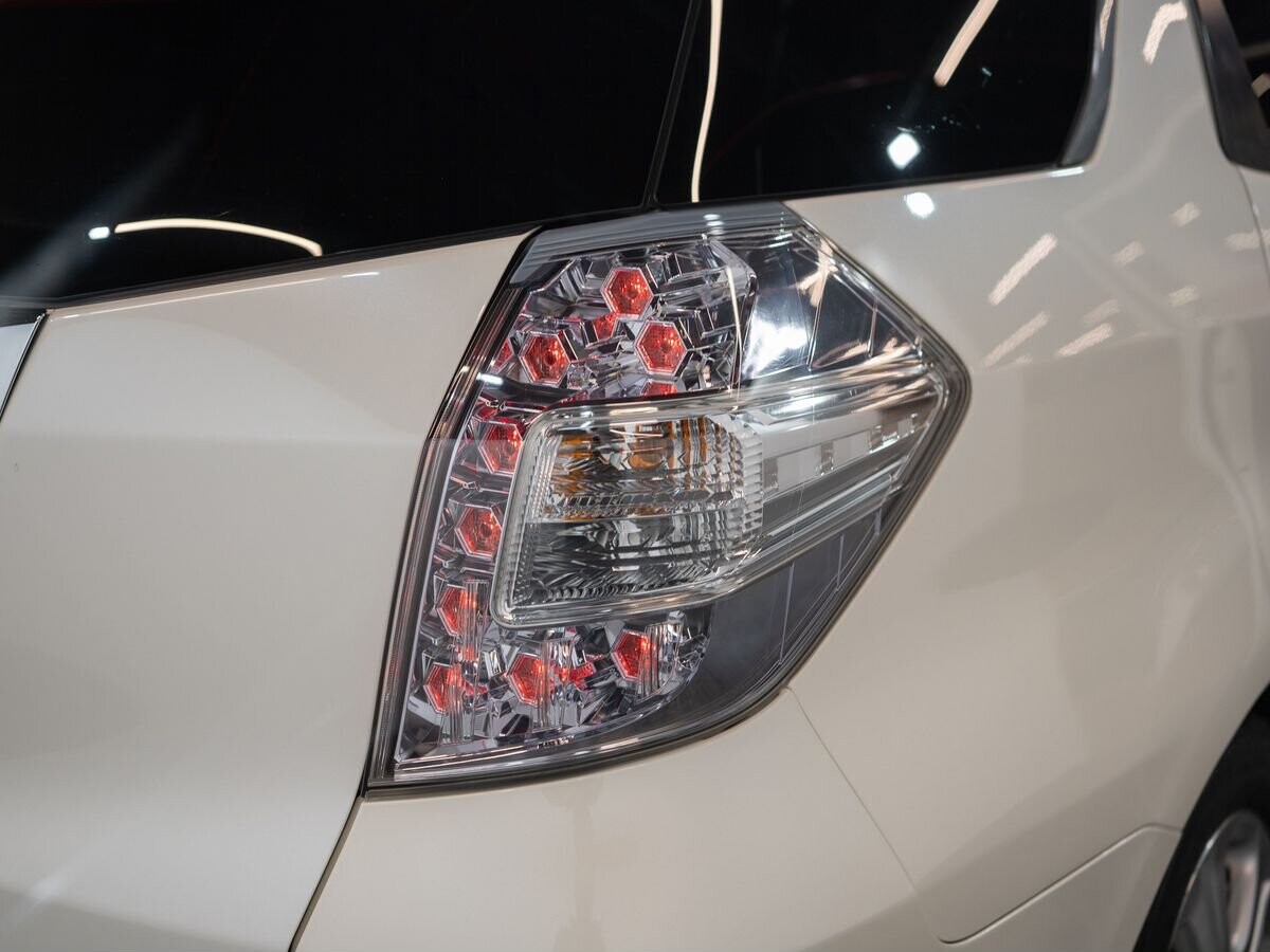 Honda Fit Shuttle 2011 - фото автомобиля