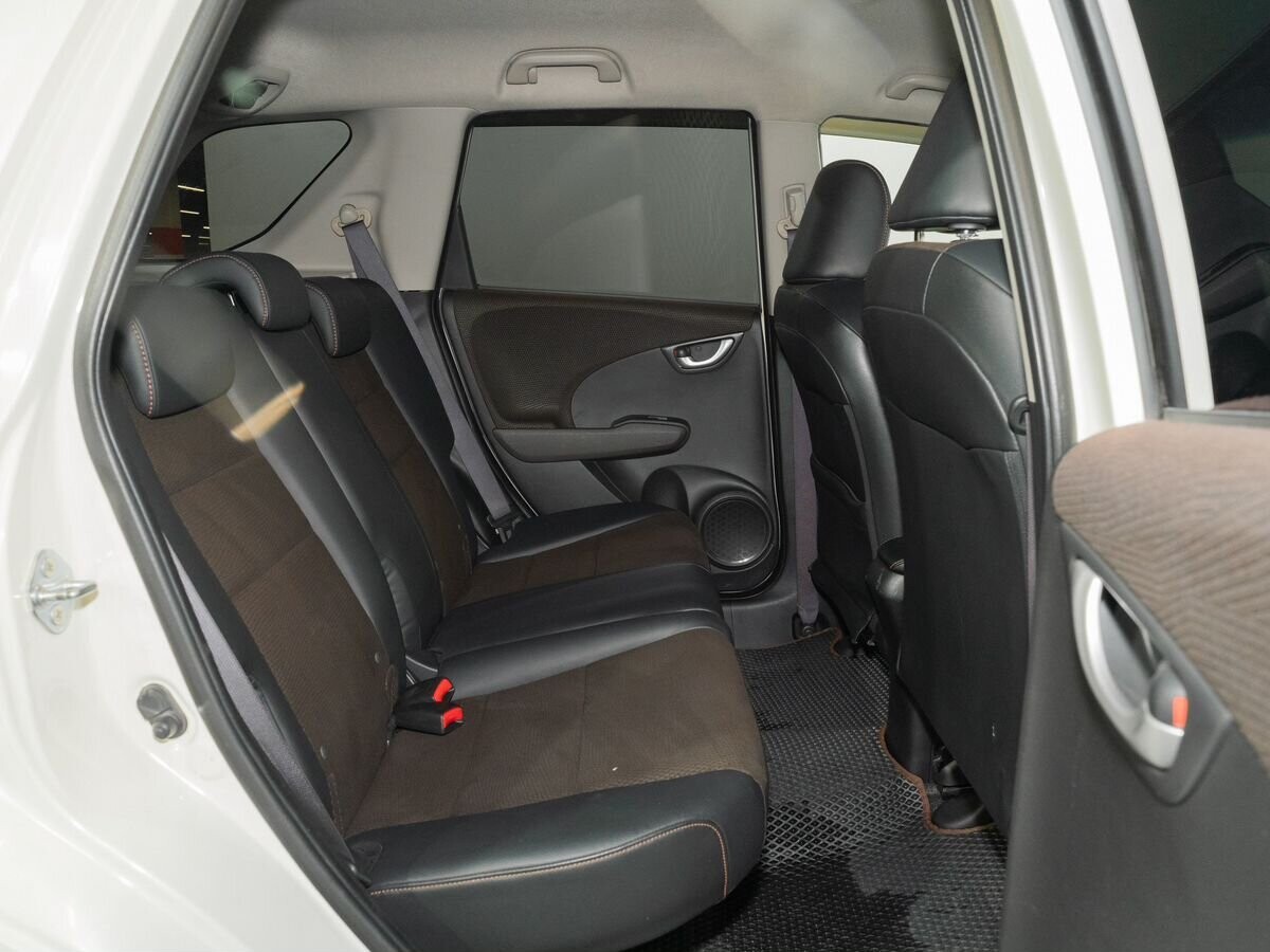 Honda Fit Shuttle 2011 - фото автомобиля