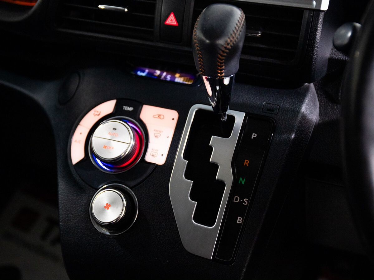 Toyota Sienta 2018 - фото автомобиля