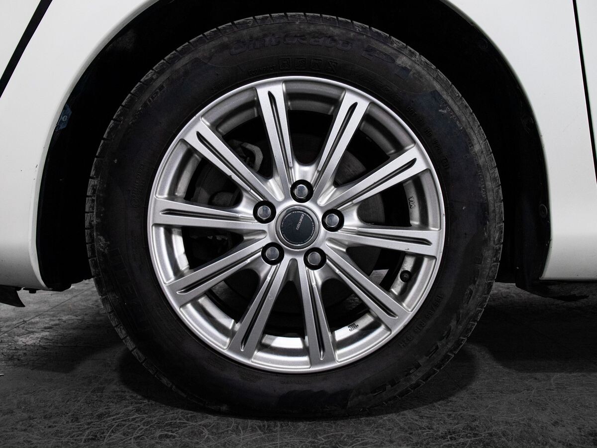 Toyota Sienta 2018 - фото автомобиля