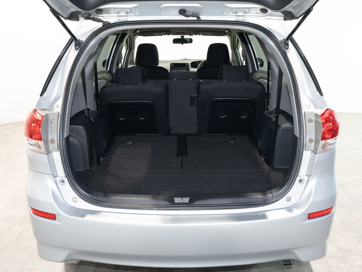 Toyota Wish 2010 - фото автомобиля