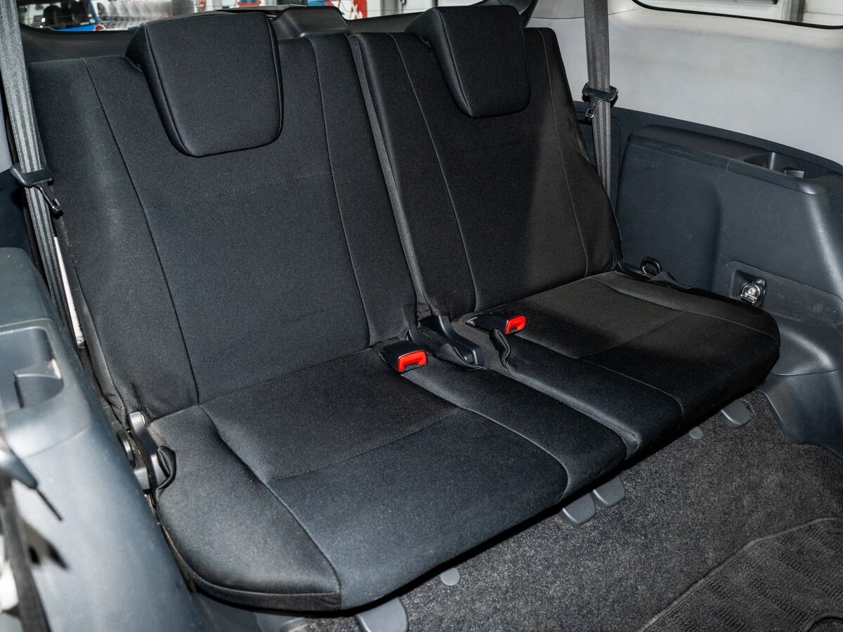 Toyota Wish 2010 - фото автомобиля