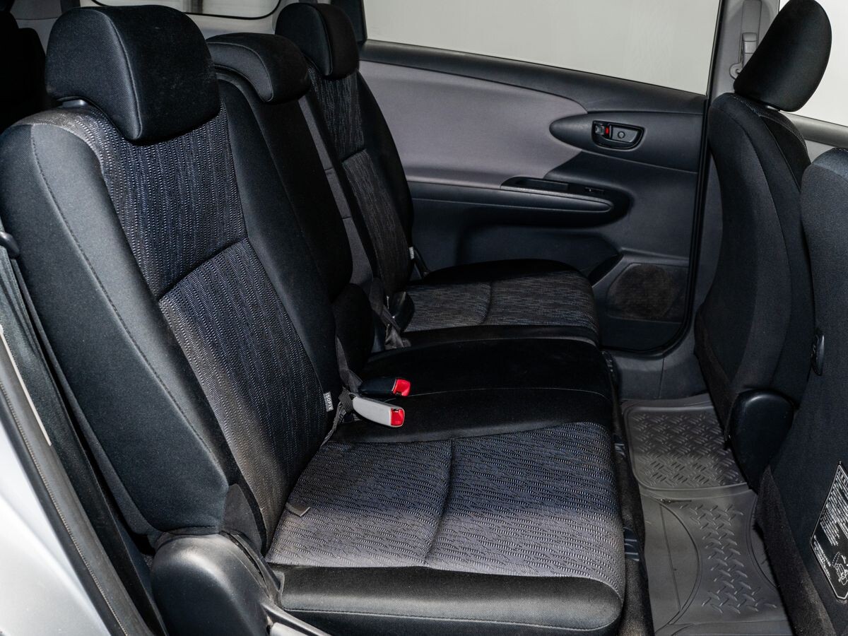 Toyota Wish 2010 - фото автомобиля