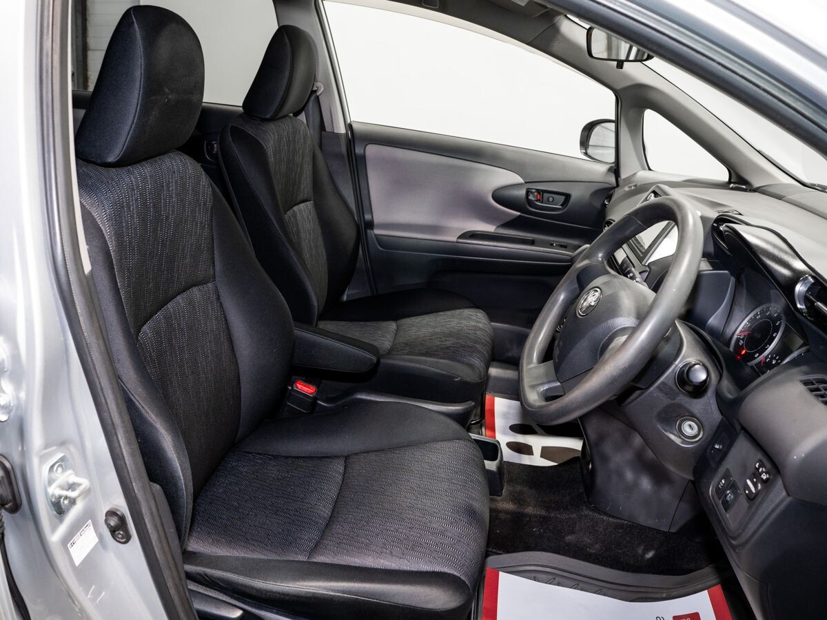 Toyota Wish 2010 - фото автомобиля