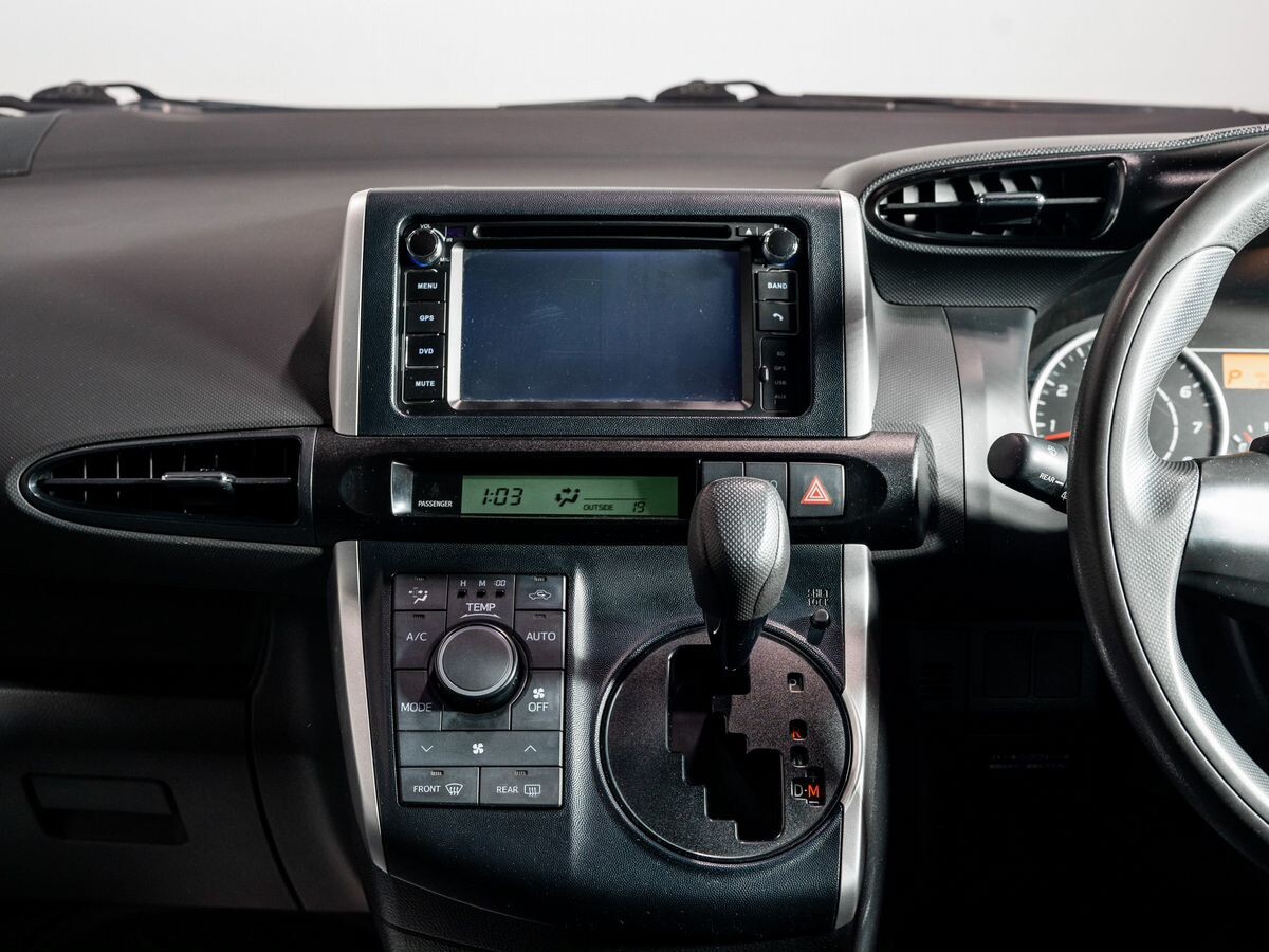 Toyota Wish 2010 - фото автомобиля