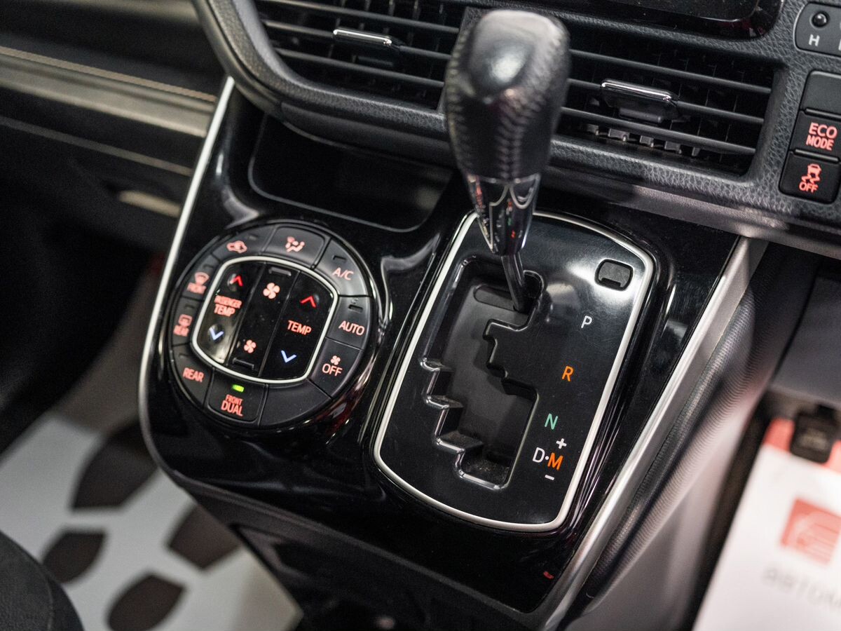 Toyota Esquire 2015 - фото автомобиля