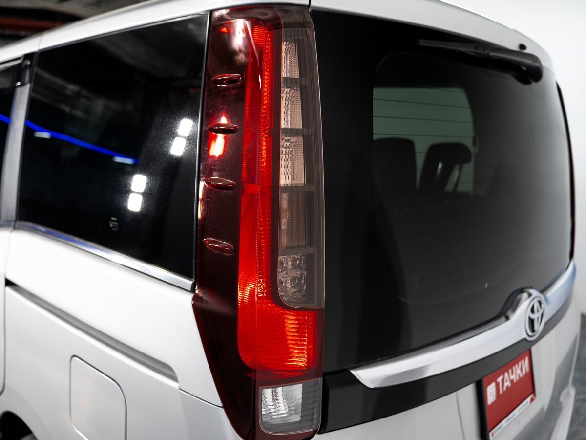 Toyota Esquire 2015 - фото автомобиля