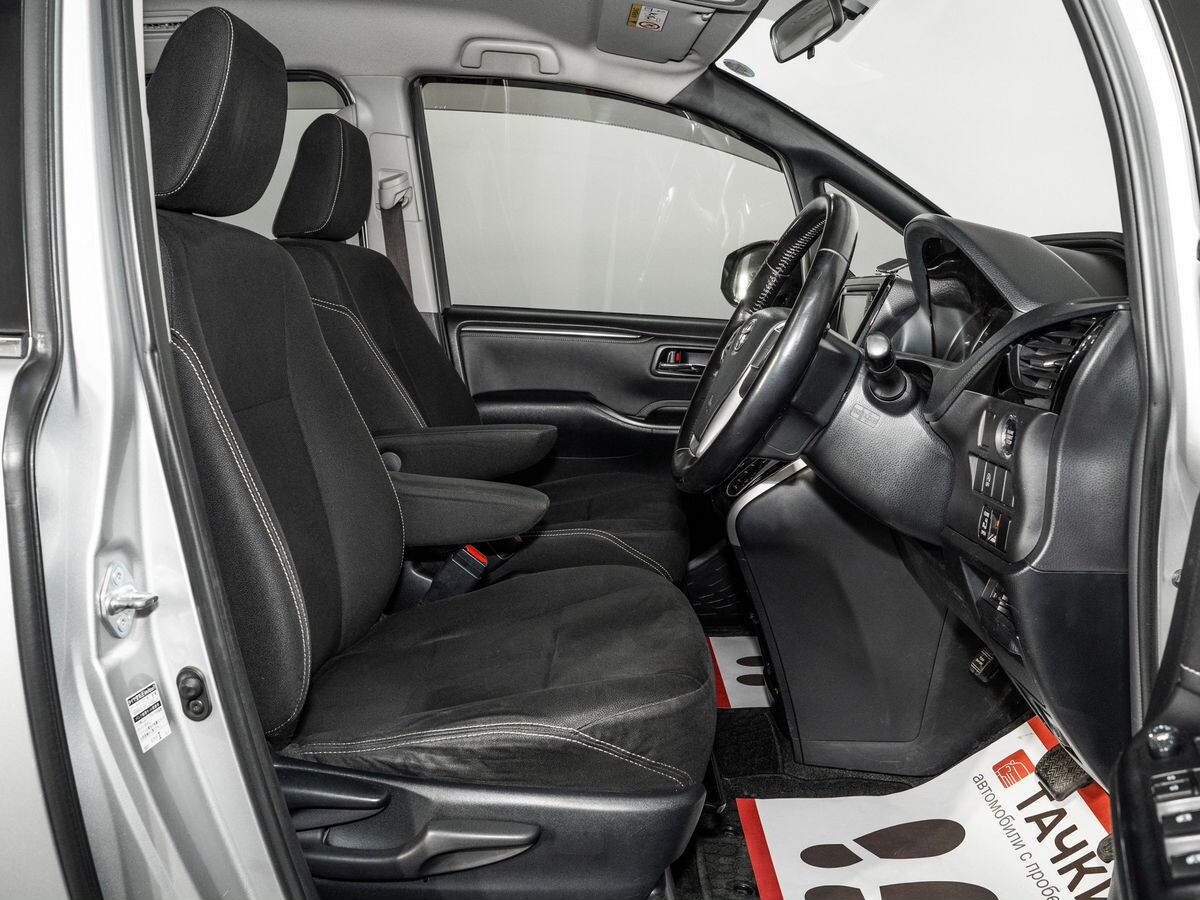 Toyota Esquire 2015 - фото автомобиля