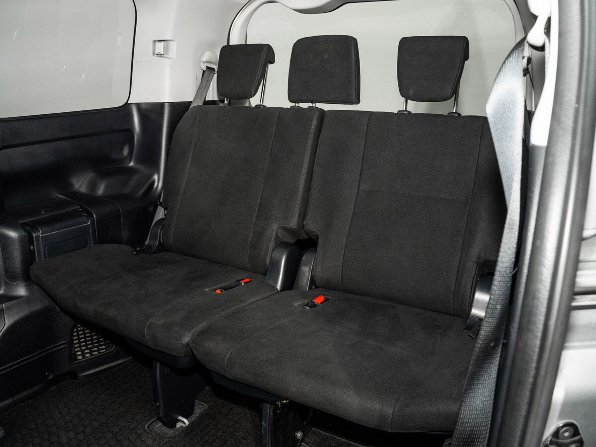 Toyota Esquire 2015 - фото автомобиля