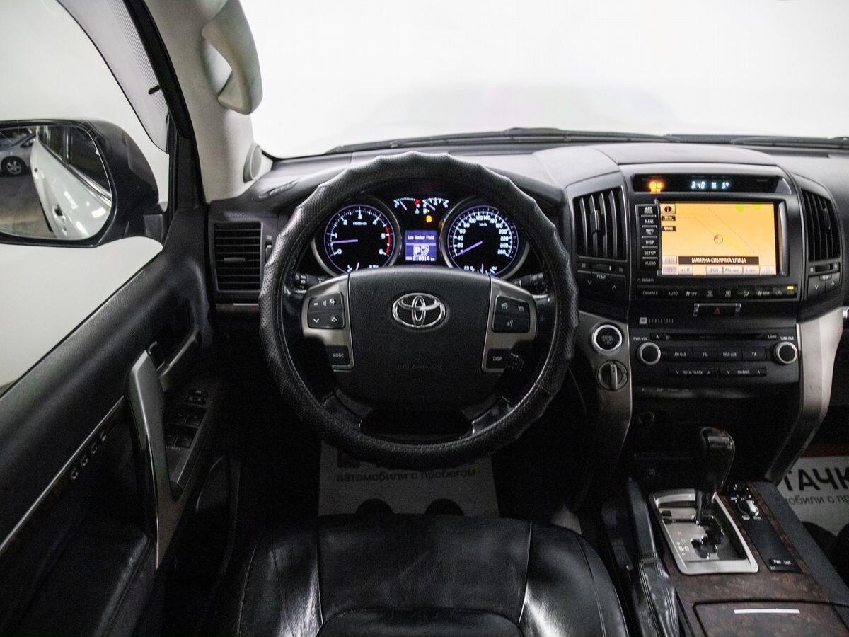 Toyota Land Cruiser 2011 - фото автомобиля