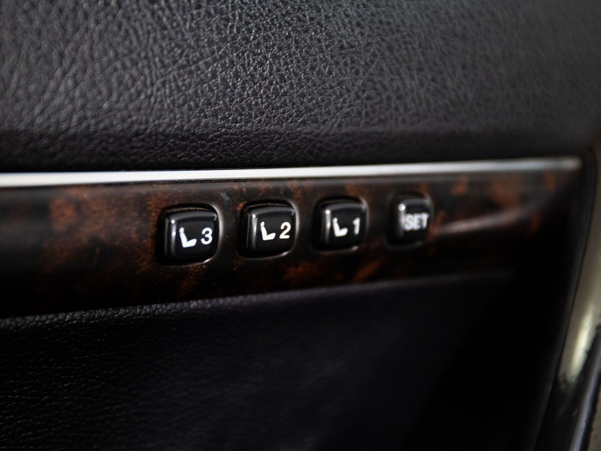 Toyota Land Cruiser 2011 - фото автомобиля