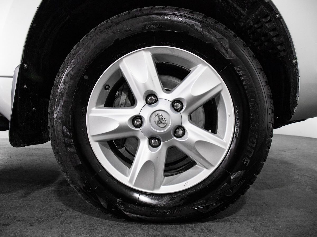 Toyota Land Cruiser 2011 - фото автомобиля