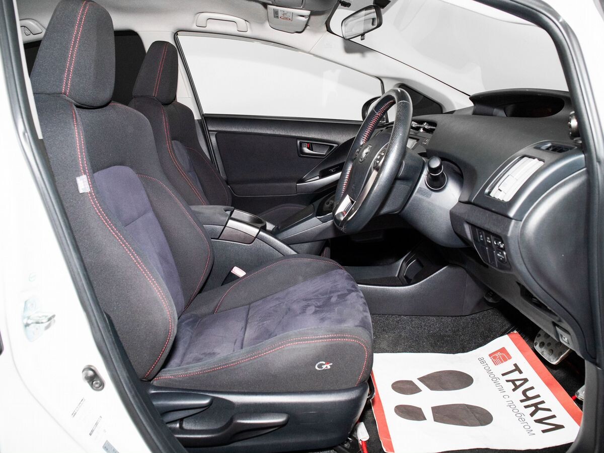 Toyota Prius 2013 - фото автомобиля