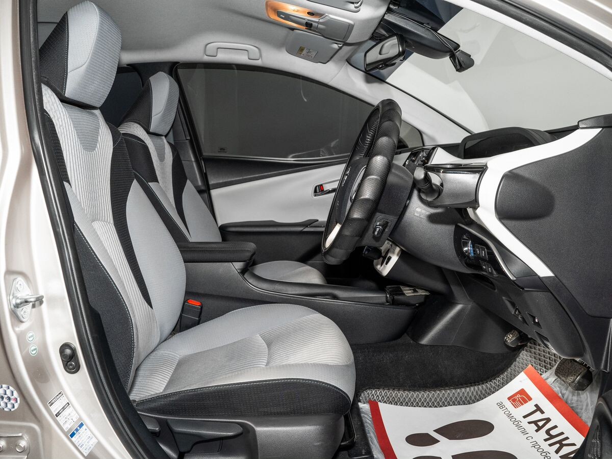 Toyota Prius 2017 - фото автомобиля