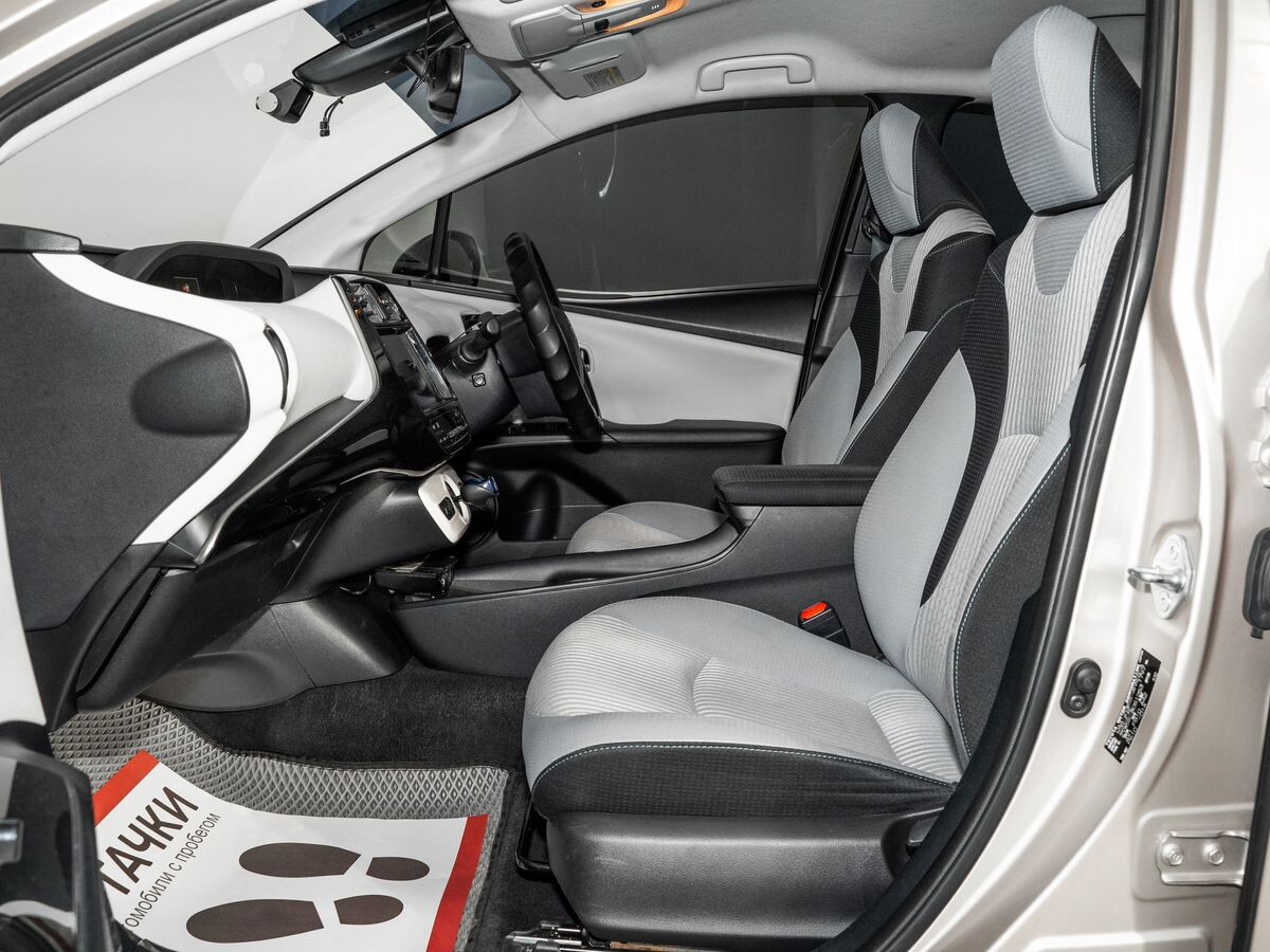 Toyota Prius 2017 - фото автомобиля