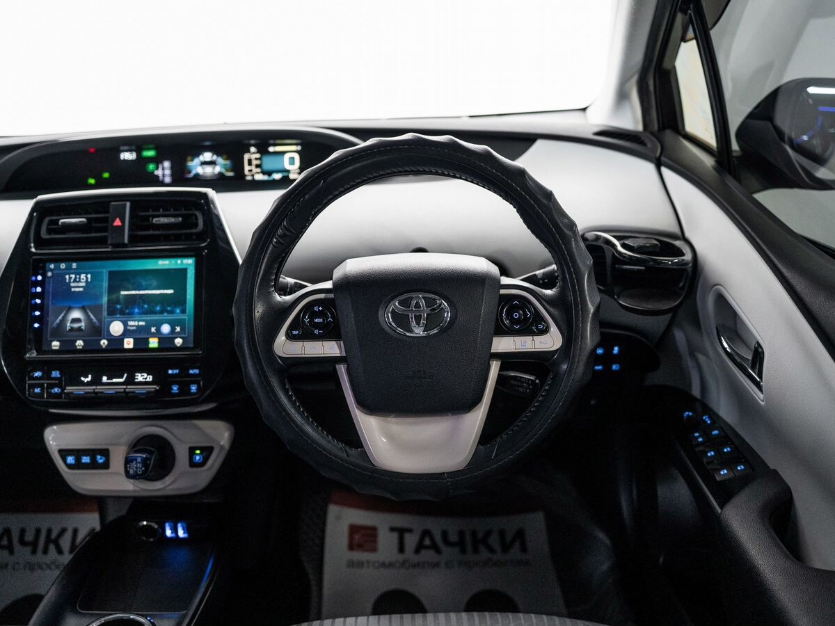 Toyota Prius 2017 - фото автомобиля