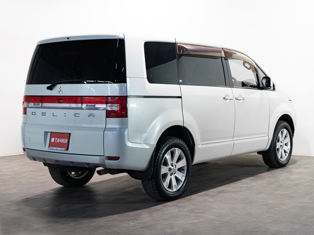 Mitsubishi Delica D:5 2010 - фото автомобиля