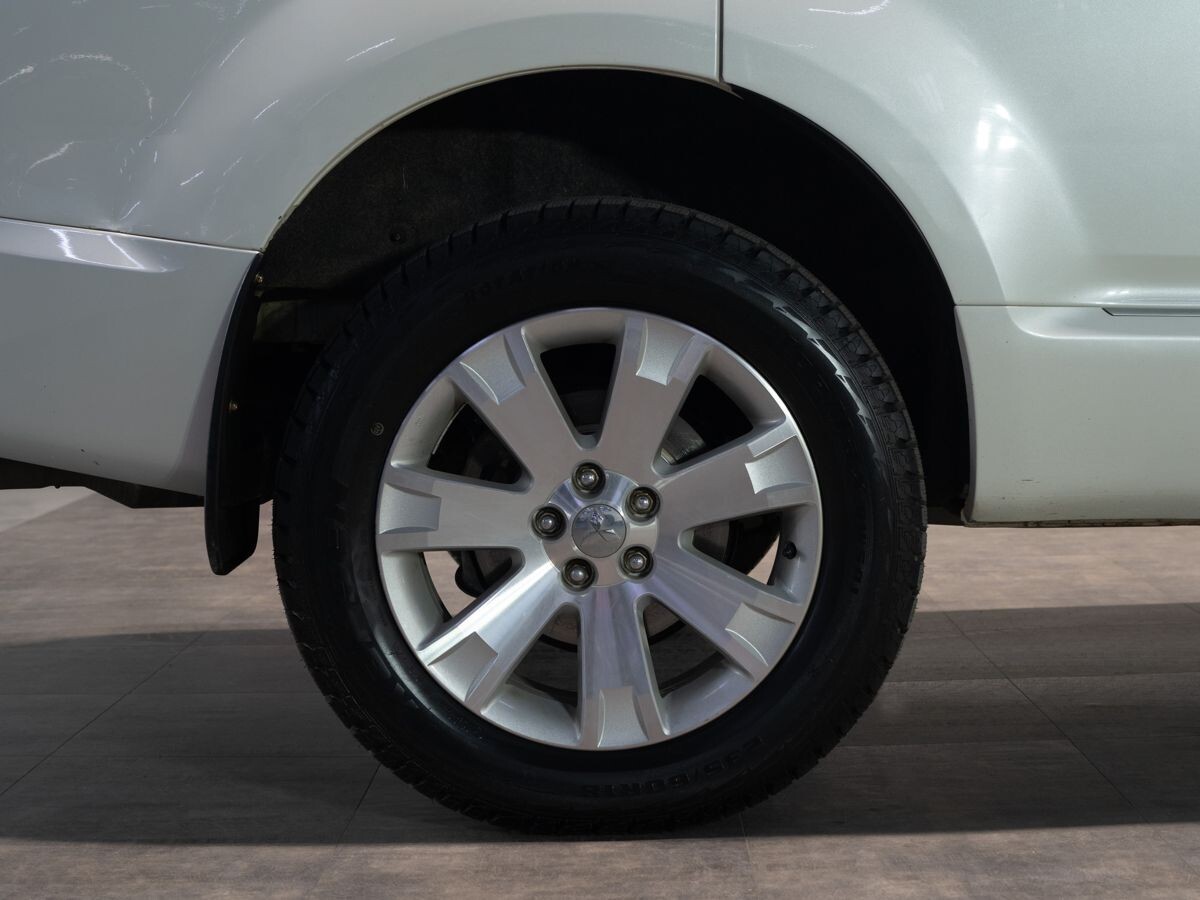 Mitsubishi Delica D:5 2010 - фото автомобиля