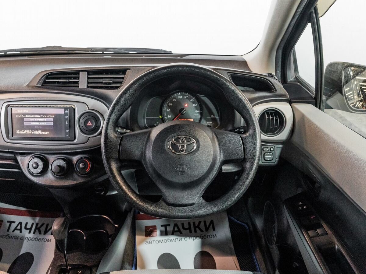 Toyota Vitz 2011 - фото автомобиля