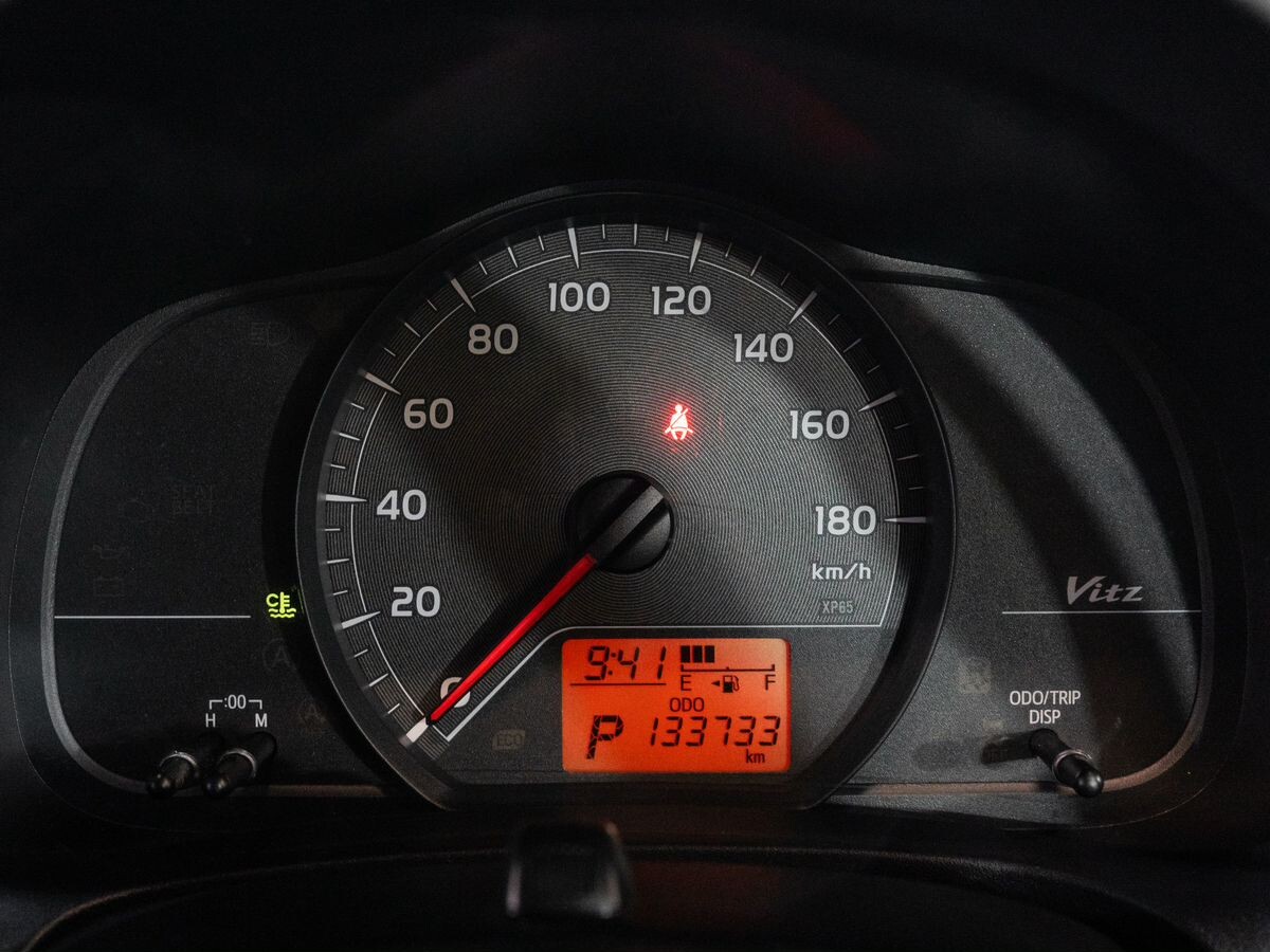 Toyota Vitz 2011 - фото автомобиля