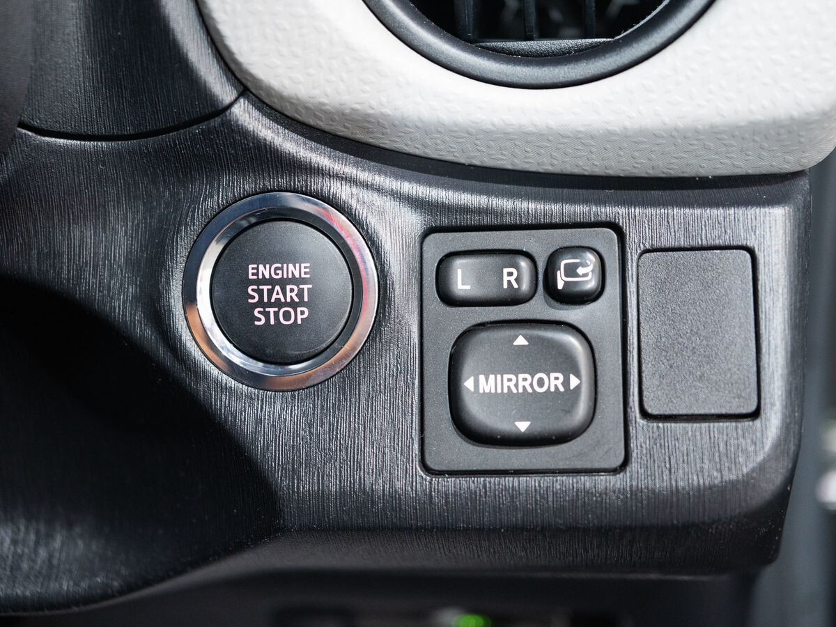 Toyota Vitz 2011 - фото автомобиля