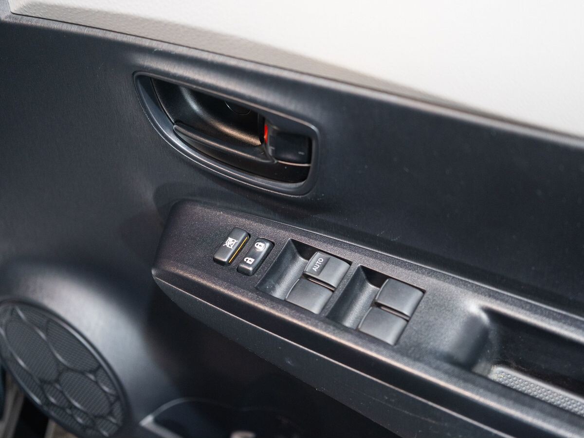 Toyota Vitz 2011 - фото автомобиля