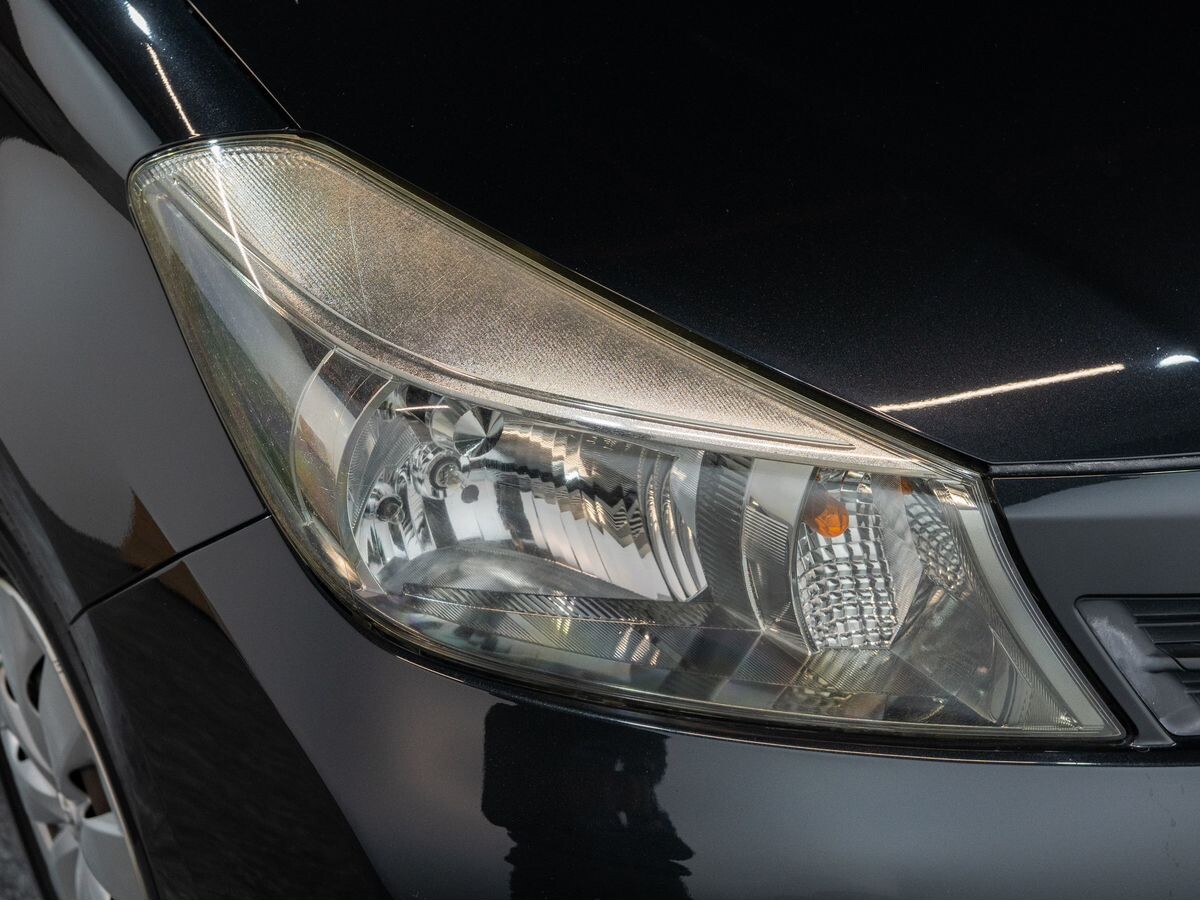 Toyota Vitz 2011 - фото автомобиля