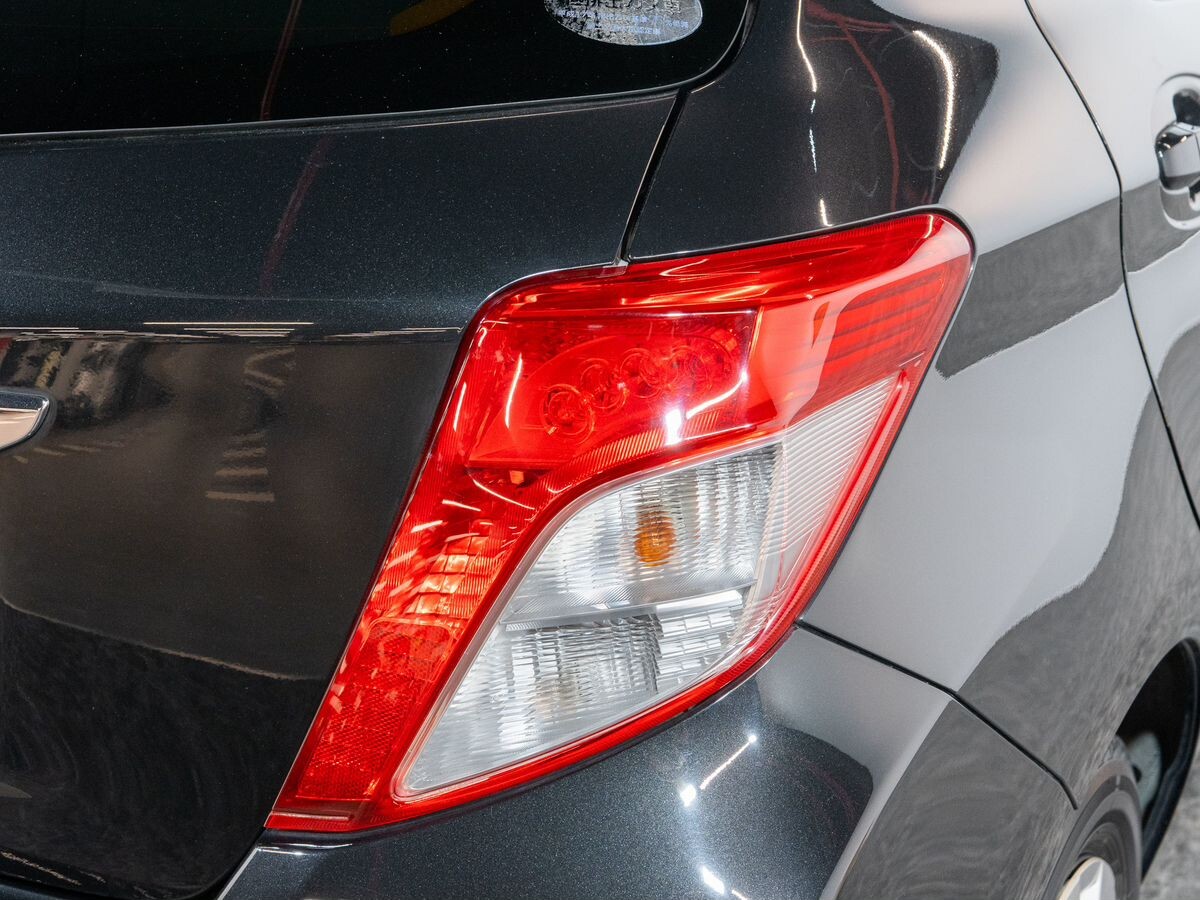 Toyota Vitz 2011 - фото автомобиля