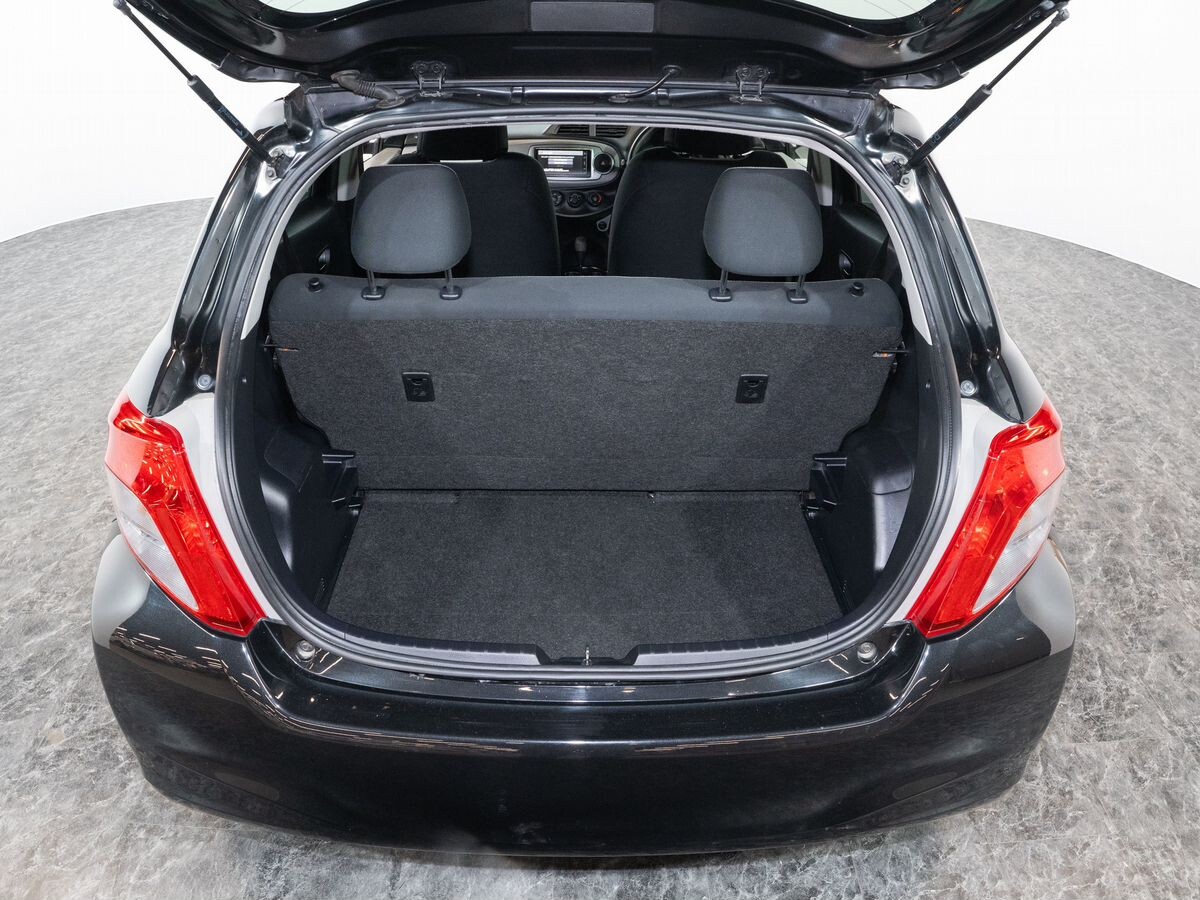 Toyota Vitz 2011 - фото автомобиля