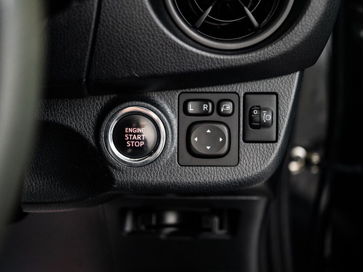 Toyota Vitz 2018 - фото автомобиля