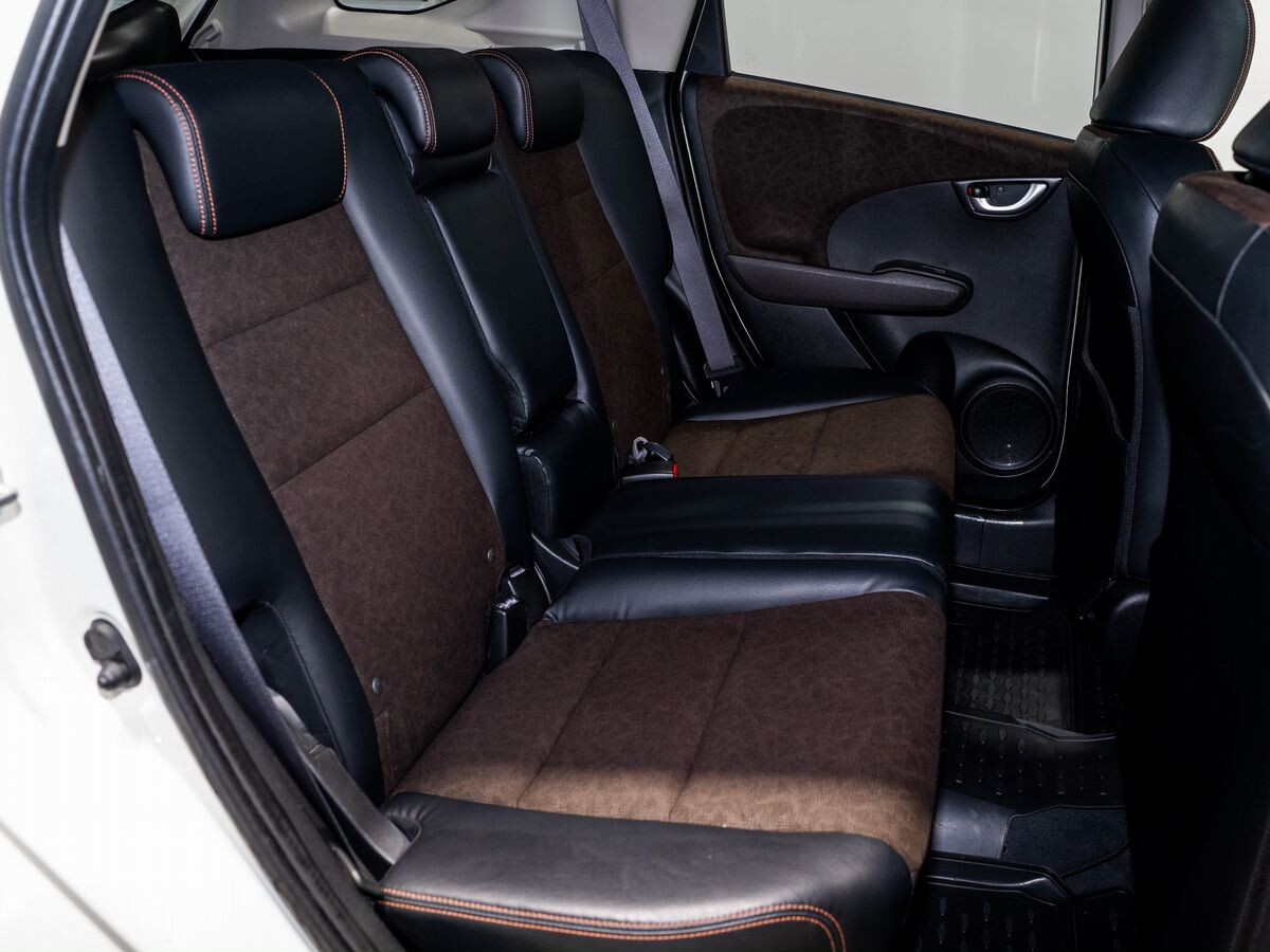 Honda Fit Shuttle 2013 - фото автомобиля