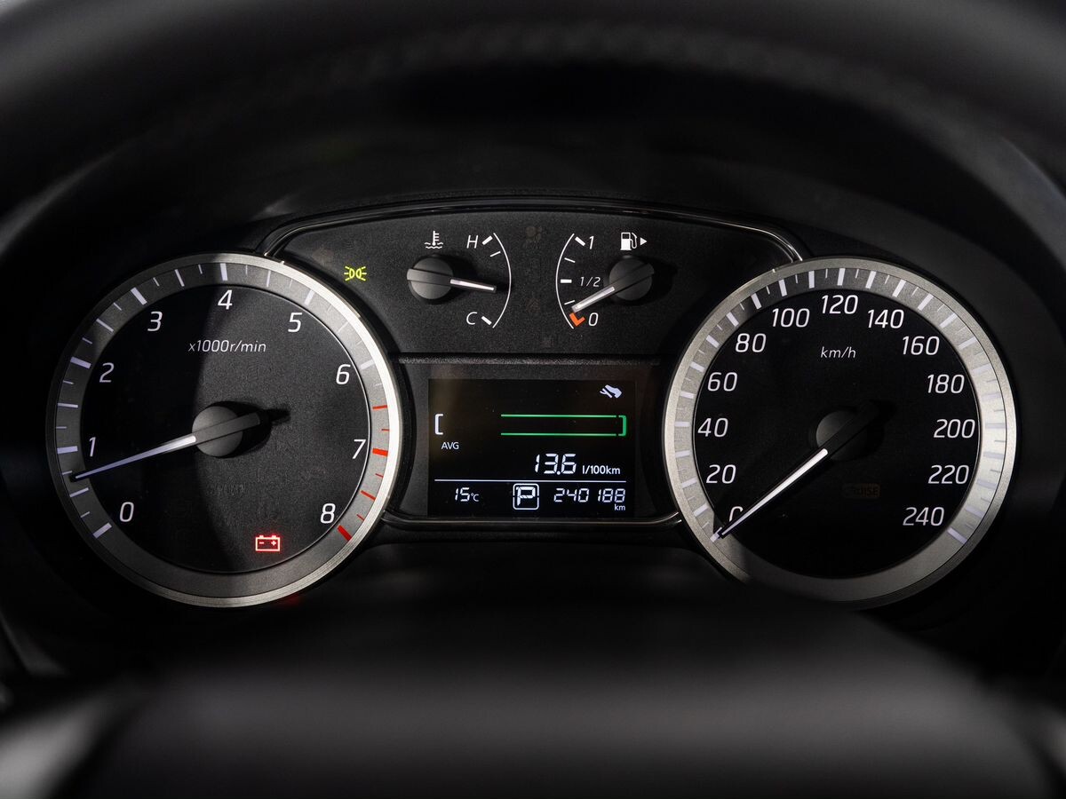 Nissan Tiida 2015 - фото автомобиля