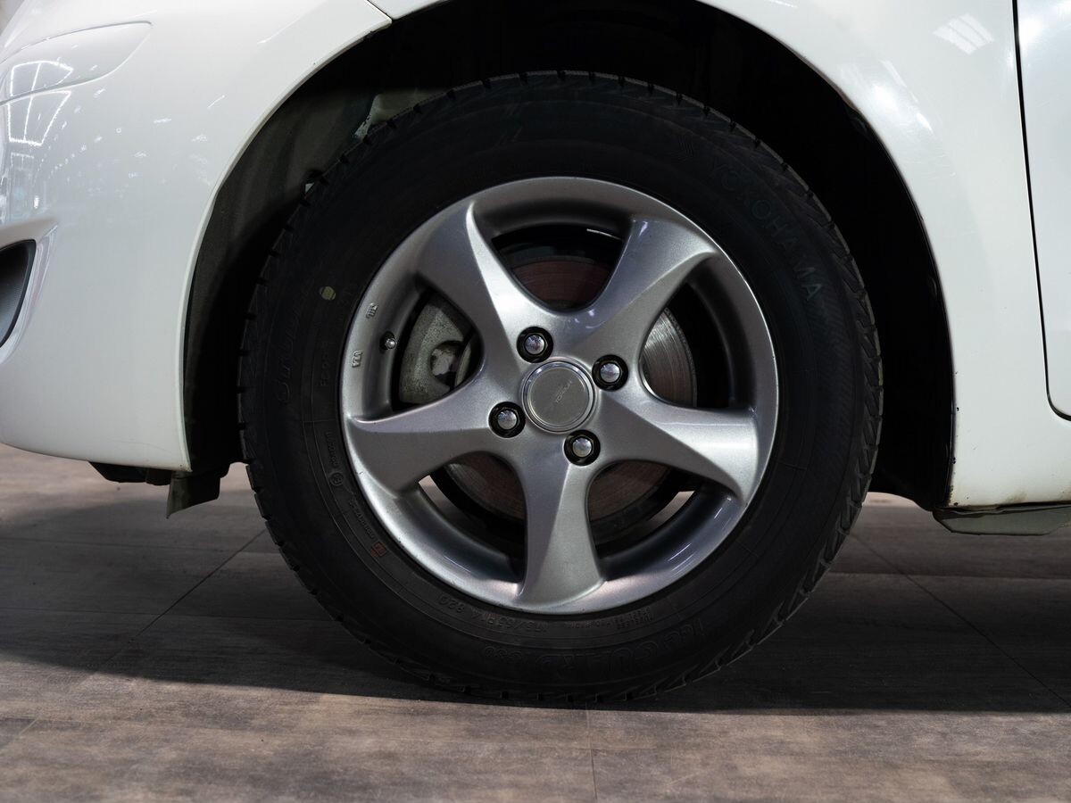 Toyota Vitz 2009 - фото автомобиля