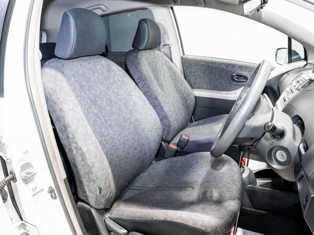 Toyota Vitz 2009 - фото автомобиля