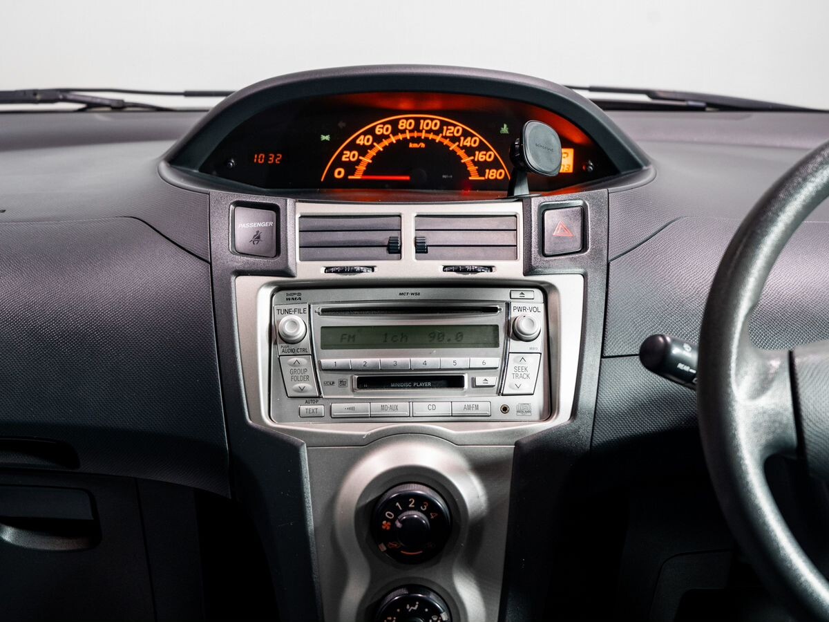 Toyota Vitz 2009 - фото автомобиля