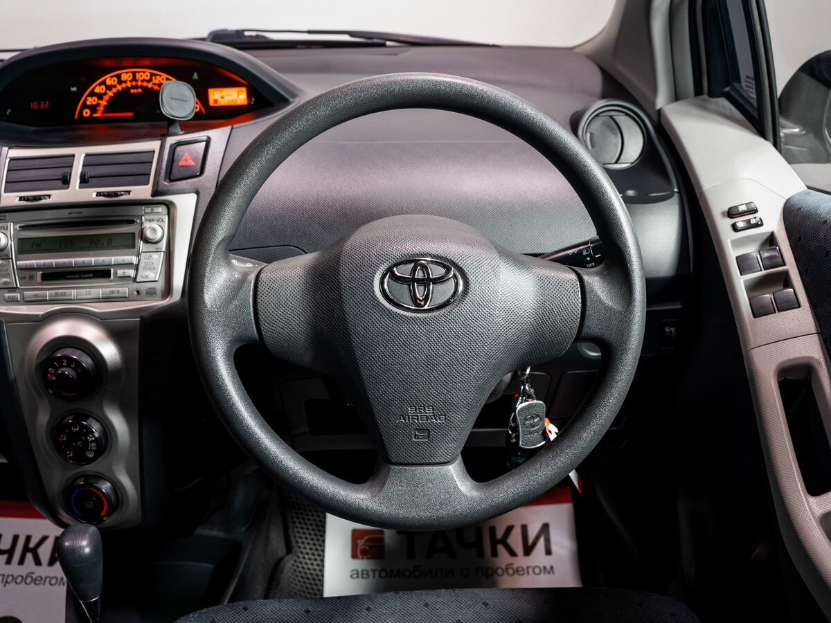 Toyota Vitz 2009 - фото автомобиля