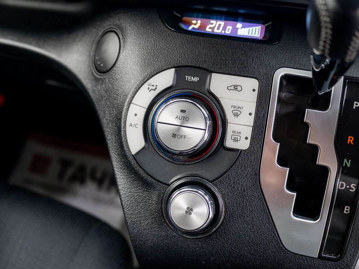 Toyota Sienta 2016 - фото автомобиля