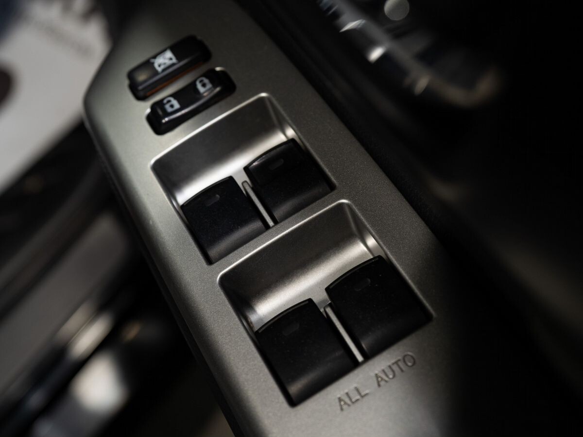 Toyota Wish 2010 - фото автомобиля