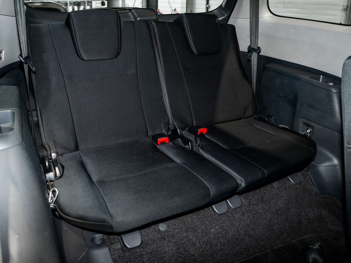 Toyota Wish 2010 - фото автомобиля