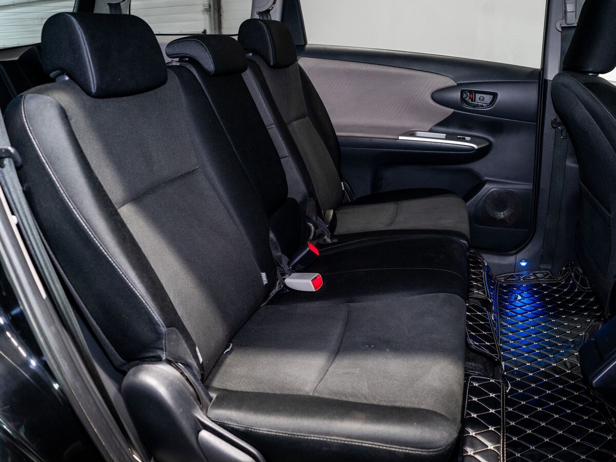 Toyota Wish 2010 - фото автомобиля