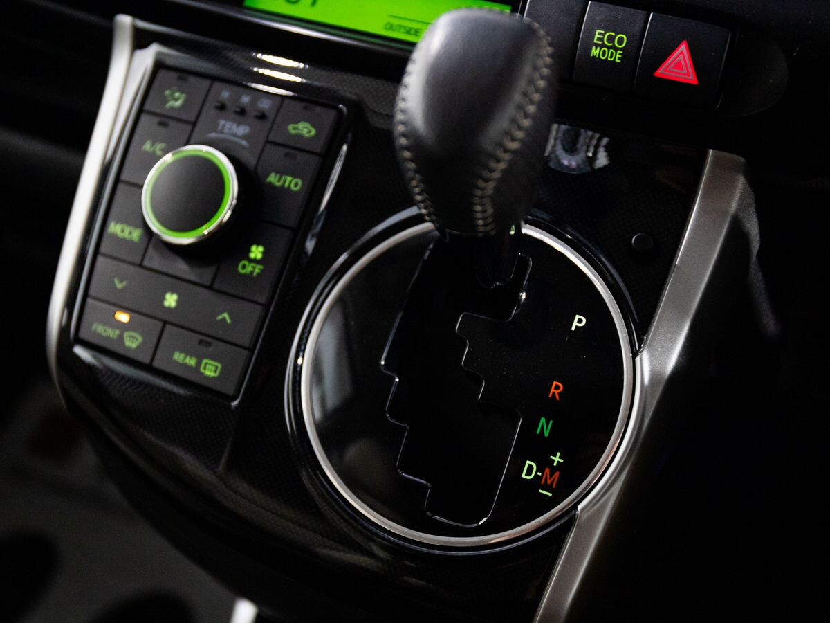 Toyota Wish 2013 - фото автомобиля