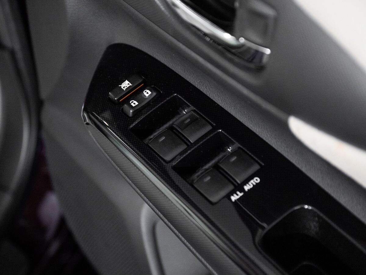 Toyota Wish 2013 - фото автомобиля