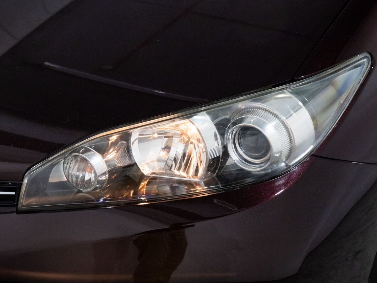 Toyota Wish 2013 - фото автомобиля