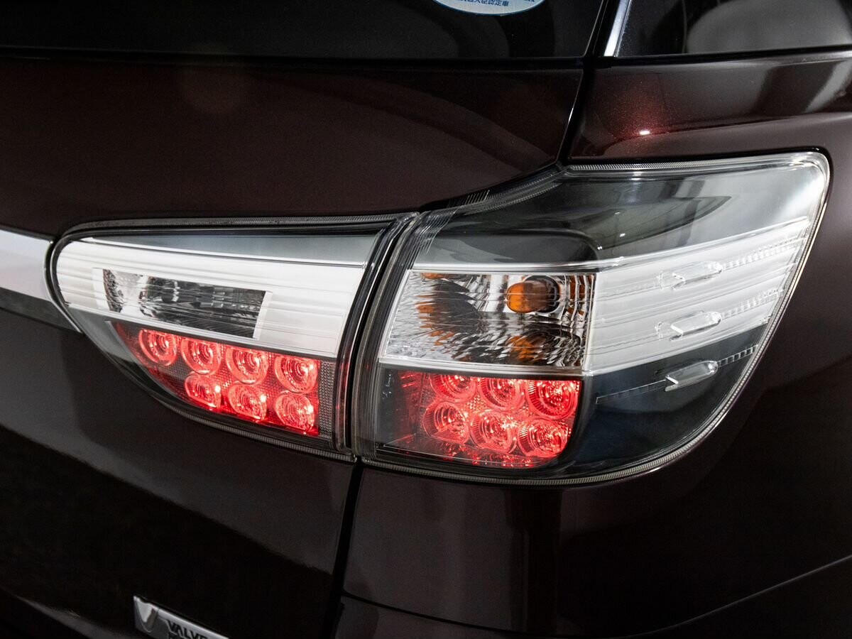 Toyota Wish 2013 - фото автомобиля