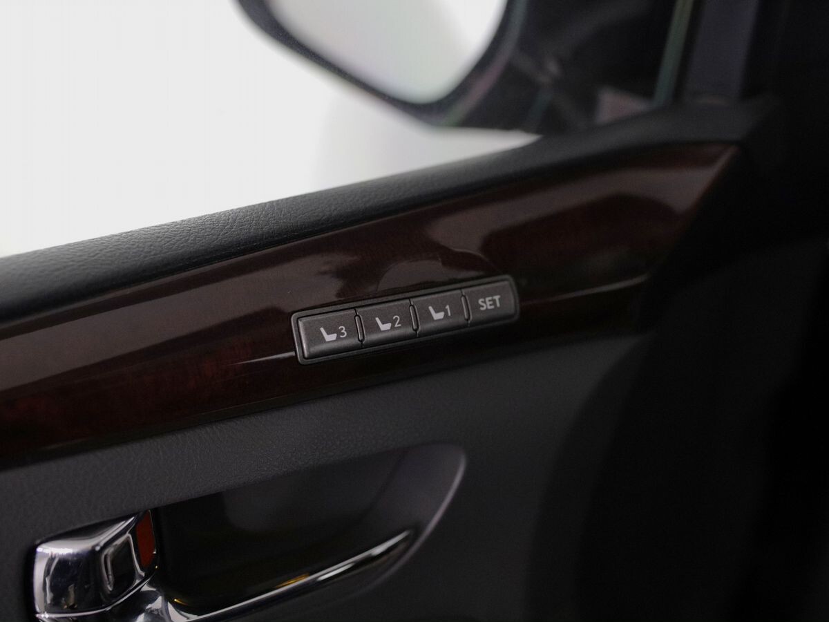 Lexus LX 2010 - фото автомобиля