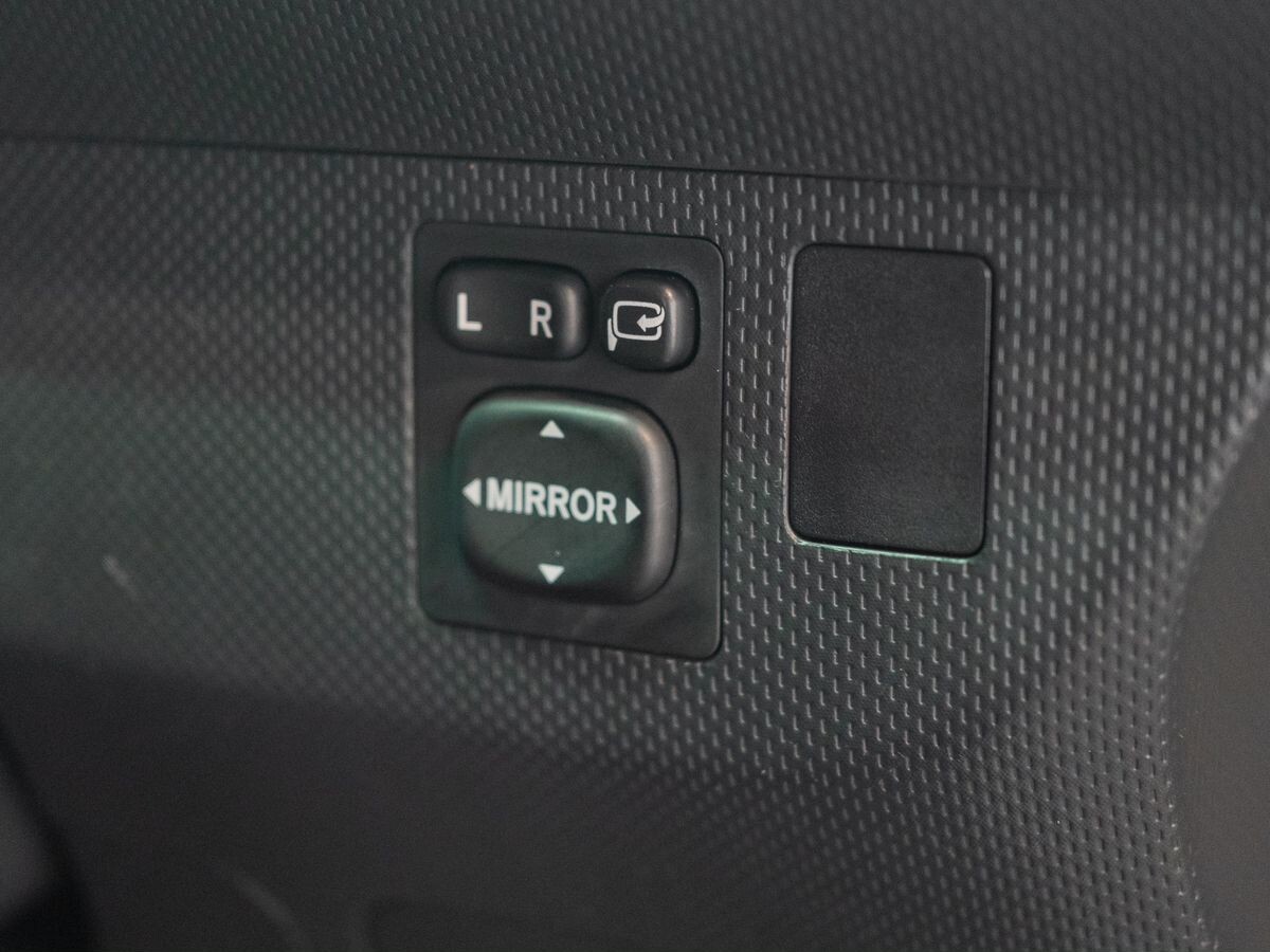 Toyota Ist 2013 - фото автомобиля