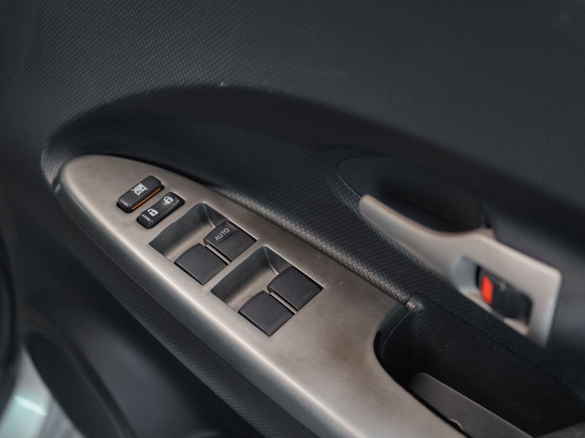 Toyota Ist 2013 - фото автомобиля