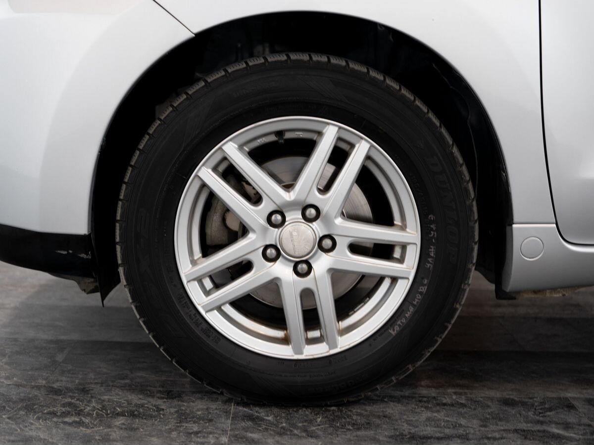 Toyota Ist 2013 - фото автомобиля